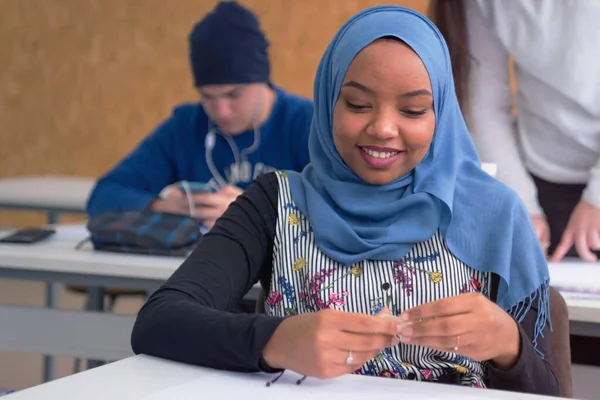 Krásná žena muslimský africký americký architektura student s — Stock fotografie