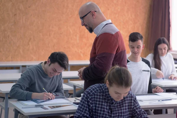 Profesor masculino impartiendo una conferencia a un grupo multiétnico de estudiantes —  Fotos de Stock