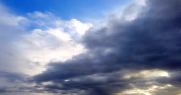 Белые облака на голубом фоне неба. — стоковое видео