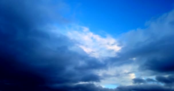 Witte wolken met blauwe lucht achtergrond. — Stockvideo