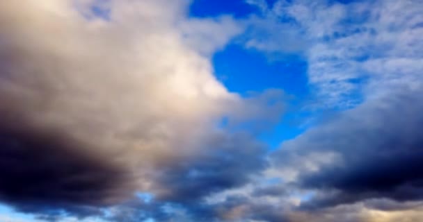 Fehér felhők kék ég háttér. — Stock videók