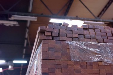 Kereste Fabrikası. Fabrika depolama savaşında kesilmiş odun yığını