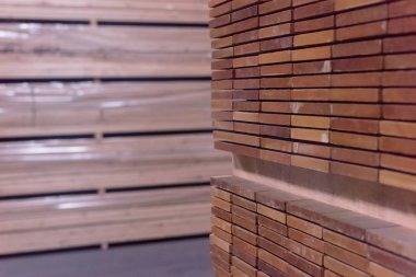 Kereste Fabrikası. Fabrika depolama savaşında kesilmiş odun yığını