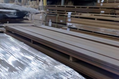 Kereste Fabrikası. Fabrika depolama savaşında kesilmiş odun yığını