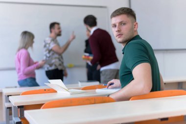 Şirketleri analiz eden bir grup genç çoklu etnik-etnik ekonomi öğrencisi 