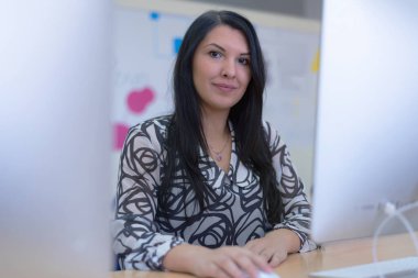 Bilgisayar laboratuarında çalışan güzel bir bayan bilgisayar öğrencisi..  