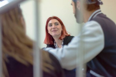 Üniversite hayatı. Bir grup öğrenci merdivenlerde otururken öğreniyor.