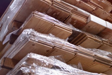 Kereste Fabrikası. Fabrika depolama savaşında kesilmiş odun yığını