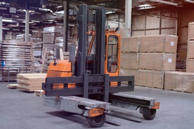 Kereste Fabrikası. Fabrika depolama savaşında kesilmiş odun yığını