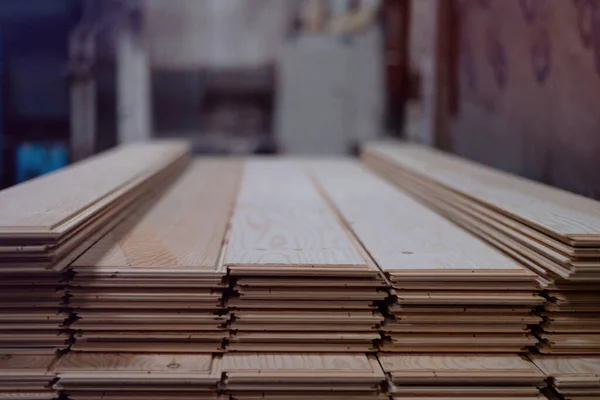 Fábrica de pisos de madera. Montón de madera cortada en la guerra de almacenamiento de fábrica — Foto de Stock
