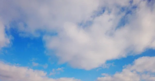 Nuages blancs avec fond bleu ciel. — Photo