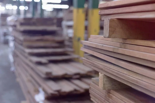 Houten vloeren fabriek. Stapel gekapt hout in de opslagoorlog in de fabriek — Stockfoto