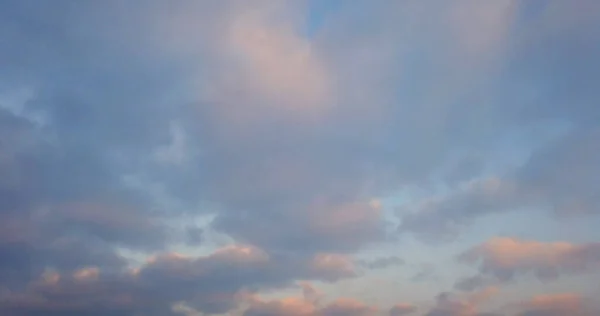 Nuages blancs avec fond bleu ciel. — Photo
