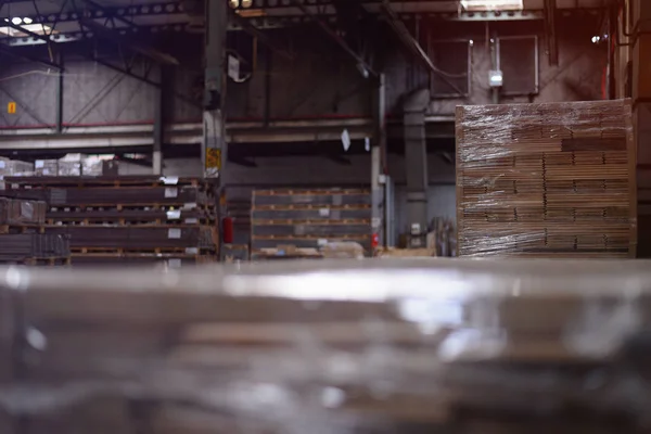 Továrna na dřevěnou podlahu. Hromada řeziva v tovární skladovací válce — Stock fotografie