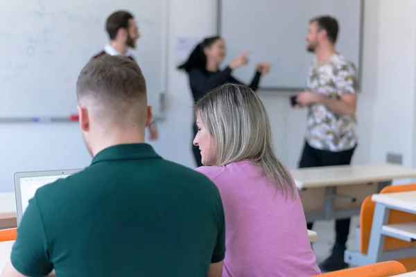 Skupina mladých studentů multietchnic ekonomie analyzující společnost — Stock fotografie