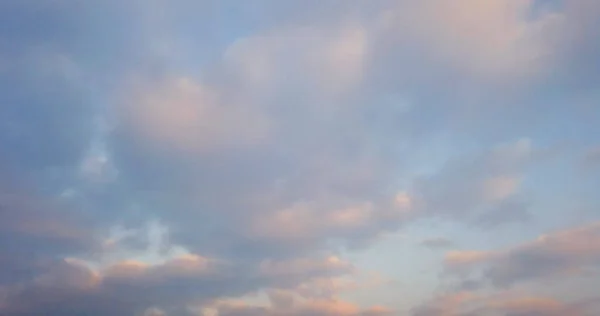 Nuages blancs avec fond bleu ciel. — Photo