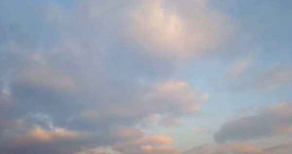 Nuages blancs avec fond bleu ciel. — Photo