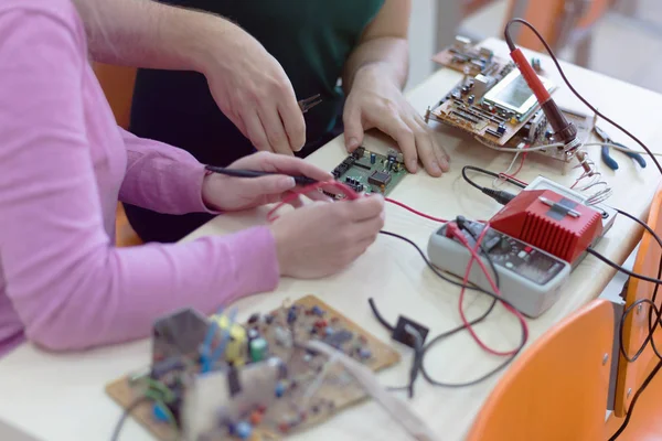 Grupo de jóvenes ingenieros trabajando en el proyecto de robótica. Científico — Foto de Stock