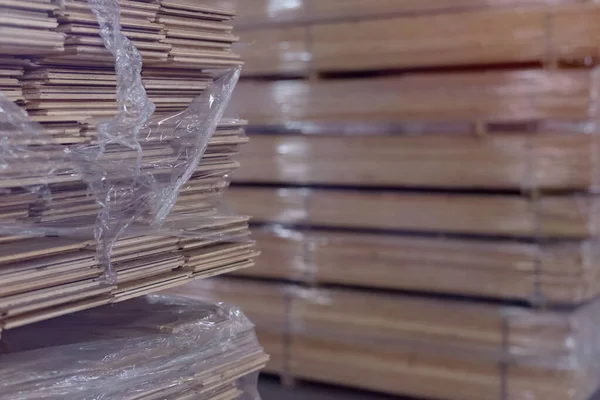 Fábrica de Revestimento de Madeira. Pilha de madeira cortada na guerra de armazenamento de fábrica — Fotografia de Stock