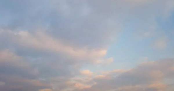 Nuages blancs avec fond bleu ciel. — Photo