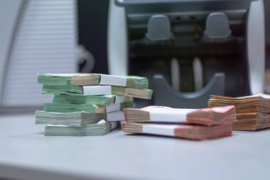 Banknotlar para kayışlı gruplara ayrılır.