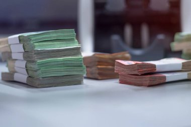 Banknotlar para kayışlı gruplara ayrılır.