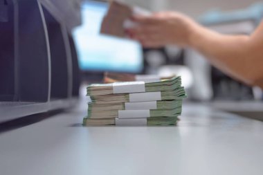 Banka çalışanları banka kasasında para sayıyor ve sıralıyor. Lar