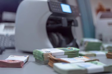 Banknotlar para kayışlı gruplara ayrılır.