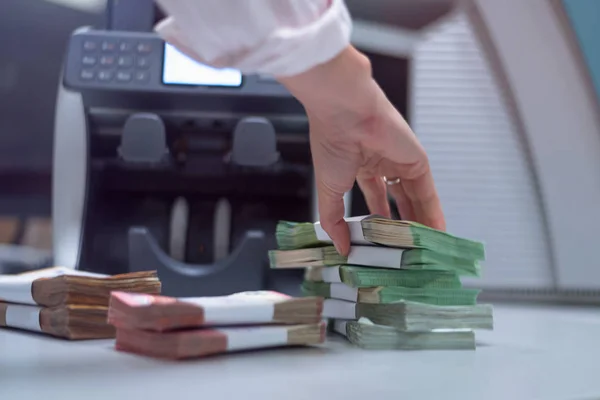 금융계의 사람들 이 중앙에 있는 많은 지폐를 조직하는 모습 — 스톡 사진