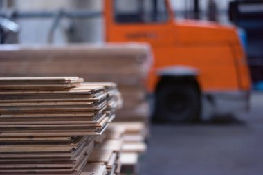 Kereste Fabrikası. Fabrika depolama savaşında kesilmiş odun yığını