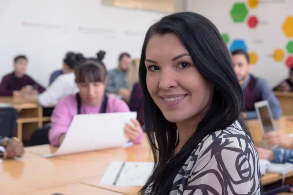 Piękne positiv uczennica uśmiechnięta do kamery, siedzi w t — Zdjęcie stockowe