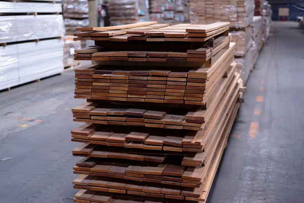 Houten vloeren fabriek. Stapel gekapt hout in de opslagoorlog in de fabriek — Stockfoto