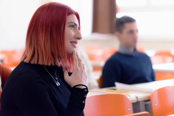 Groep jonge multi-etnische economiestudenten die het bedrijf analyseren — Stockfoto