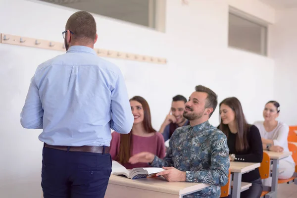 Profesor masculino impartiendo una conferencia a un grupo multiétnico de estudiantes —  Fotos de Stock