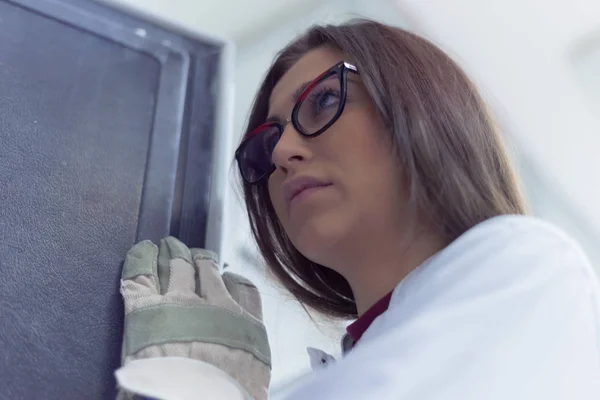 Jovem cientista de pesquisa do sexo feminino trabalhando com um Liq de nitrogênio frio — Fotografia de Stock