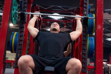 Çekirdek Vücut Geliştirme. Kaslı atletik vücut geliştirme hareketi