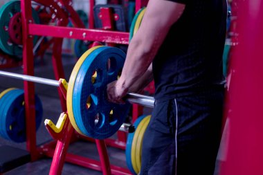 Çekirdek Vücut Geliştirme. Kaslı atletik vücut geliştirme hareketi