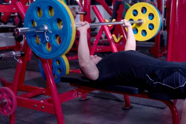 Çekirdek Vücut Geliştirme. Kaslı atletik vücut geliştirme hareketi