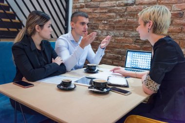 Tam konsantrasyon. Bir grup genç iş adamı çalışıyor.