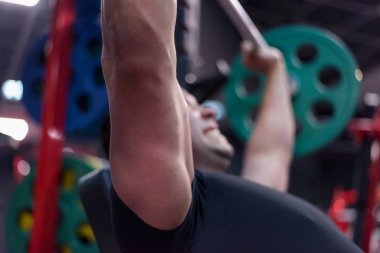 Çekirdek Vücut Geliştirme. Kaslı atletik vücut geliştirme hareketi