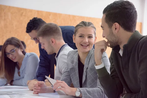 Groep studenten universiteitsarchitectuur die aan de praktijk werken l — Stockfoto