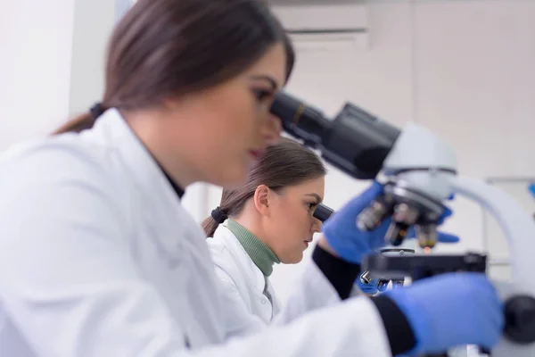 Groep laboratoriumwetenschappers werkzaam in het lab met reageerbuizen, — Stockfoto