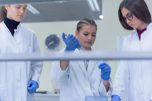 Skupina laboratorních vědců pracujících v laboratoři se zkumavkami, — Stock fotografie