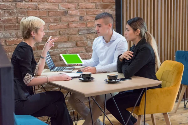 Concentración total en el trabajo. Grupo de jóvenes empresarios worki — Foto de Stock