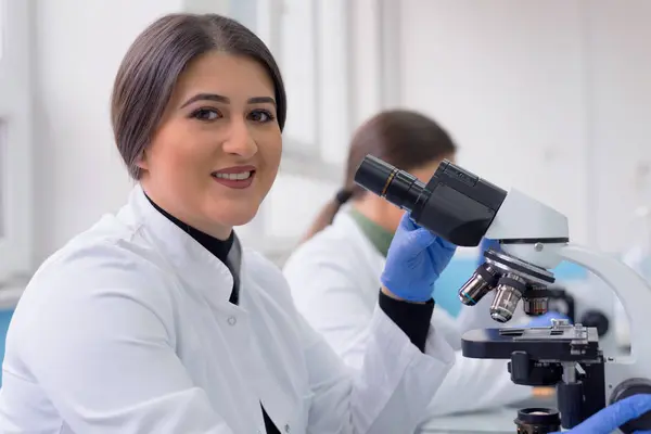 Groep laboratoriumwetenschappers werkzaam in het lab met reageerbuizen, — Stockfoto