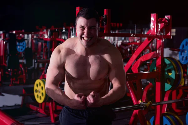 Modelo de fitness Homem posando no ginásio. bonito homem com Grande mexilhão — Fotografia de Stock