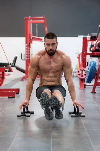 Musculação de núcleo duro. Muscular atlético fisiculturista fitness mo — Fotografia de Stock