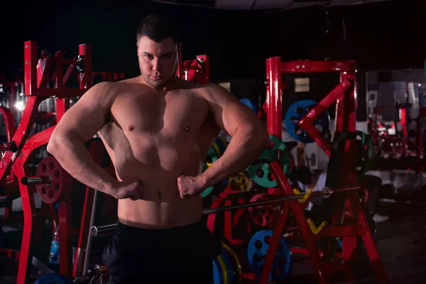 Modelo de fitness Homem posando no ginásio. bonito homem com Grande mexilhão — Fotografia de Stock