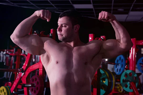 Modelo de fitness Homem posando no ginásio. bonito homem com Grande mexilhão — Fotografia de Stock