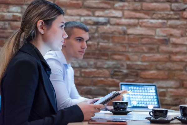 Concentración total en el trabajo. Grupo de jóvenes empresarios worki — Foto de Stock